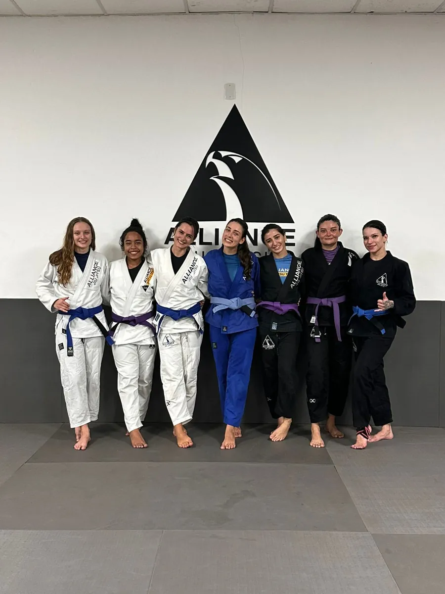 Alunas em aula feminina de Jiu-Jitsu