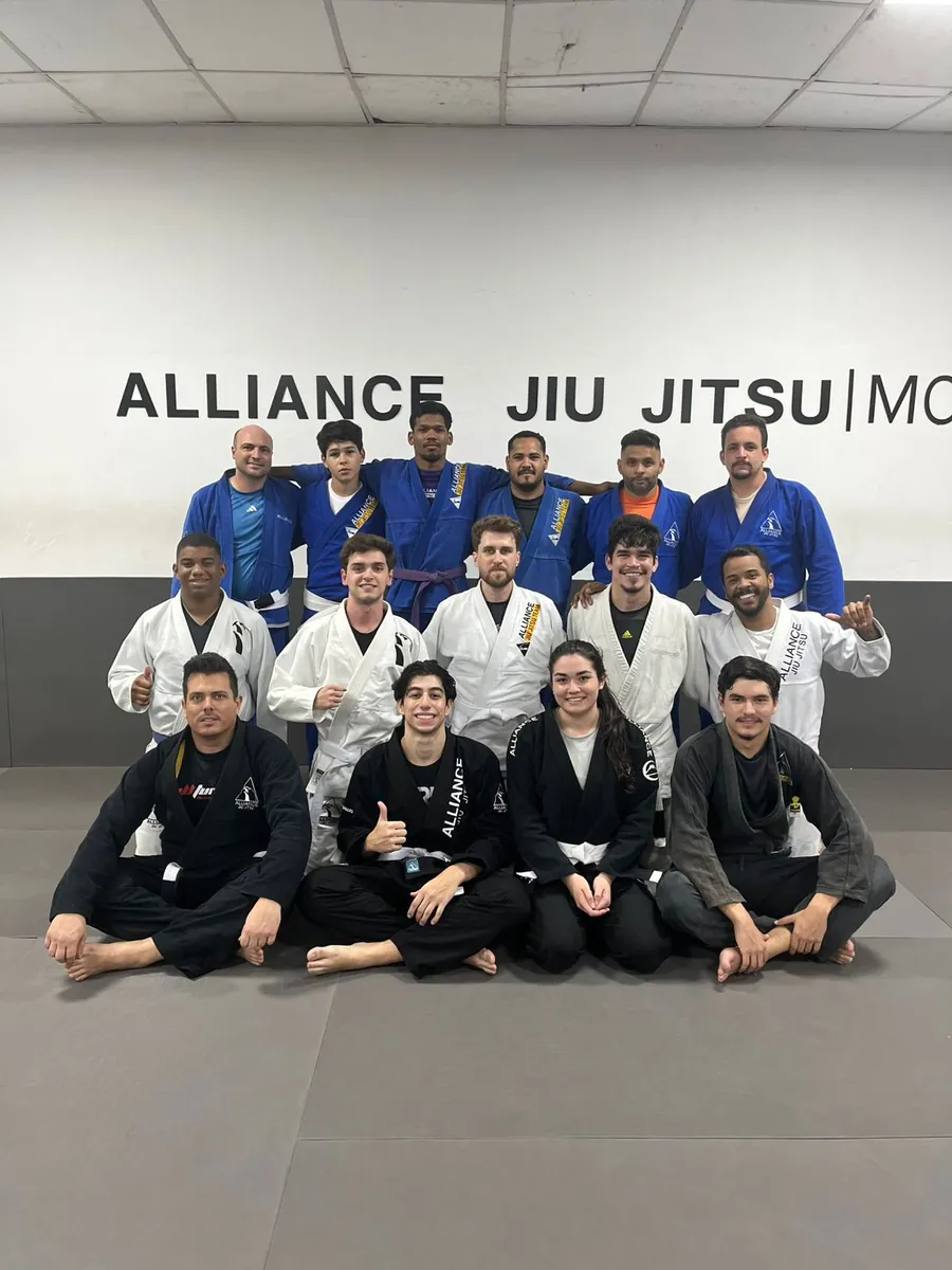 Alunos iniciantes treinando Jiu-Jitsu na Alliance Moinho