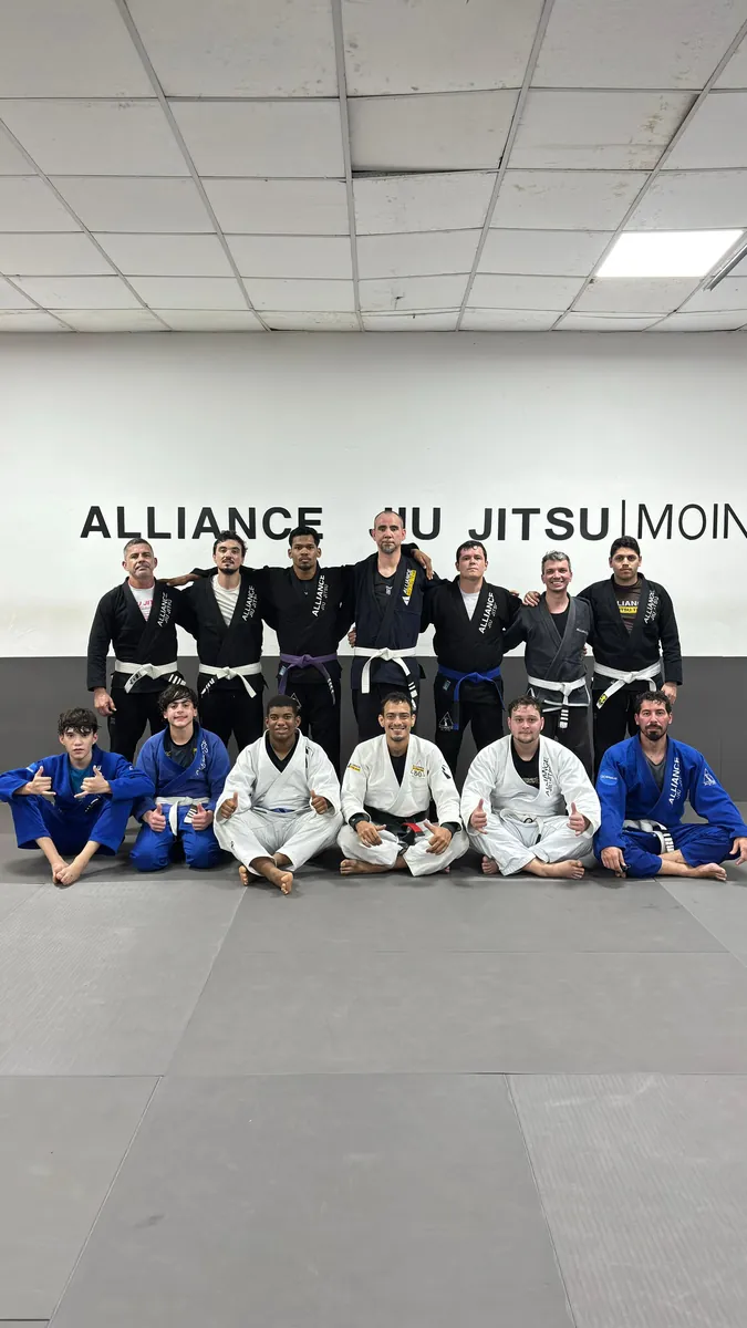 Alunos intermediários em treino de Jiu-Jitsu