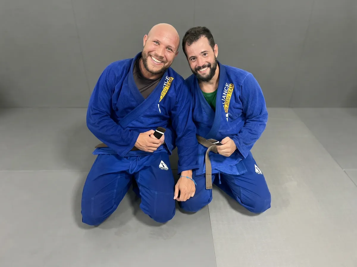 Aluno em treino com o professor Carlão